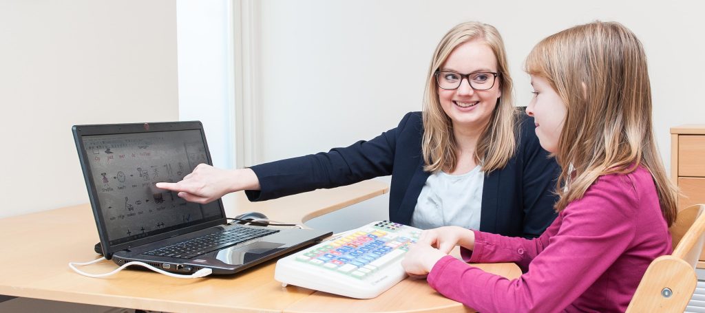Logopedie en dyslexie: samen een boekje navertellen met een symbolenprogramma op de computer